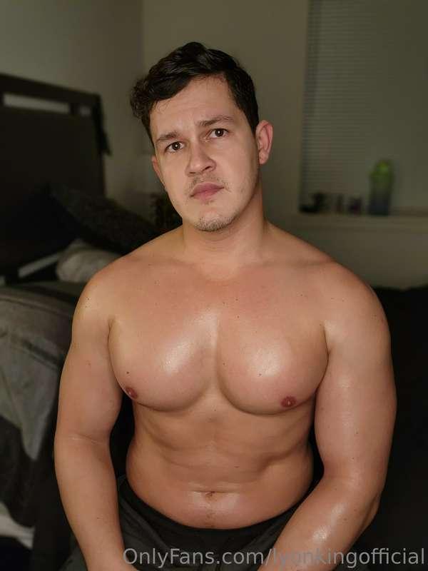 Give me a new year hug... and some head too 🥵