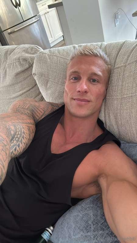 Friday night, keep me company 😇 