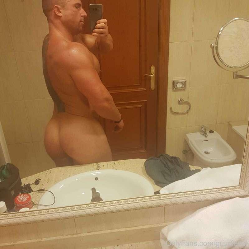 Bathroom butt show : full video to follow tomorrow