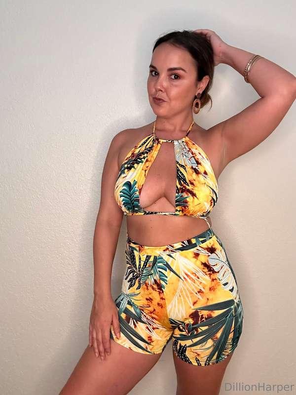 Feeling sexy in the tropical 🌴 romper.. makes me want to fee..