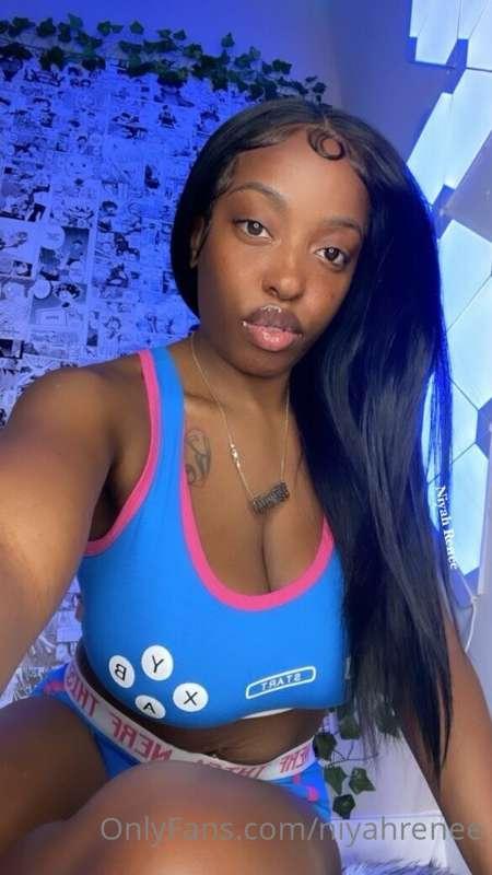 Want to play some games with me? 
Gamer tag is niyahhxo 🎮 me..