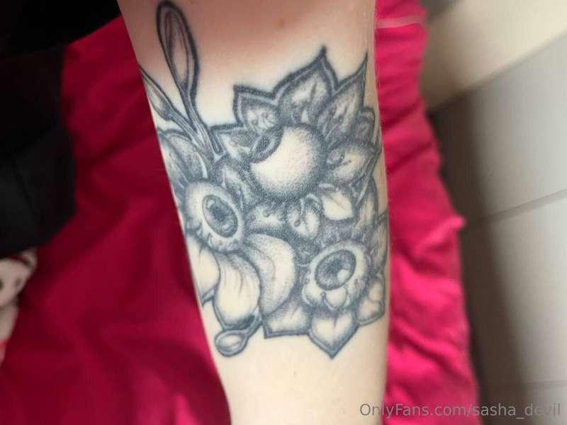 Flowers with eyes on the hand 🌸👀This tattoo is probably the ..