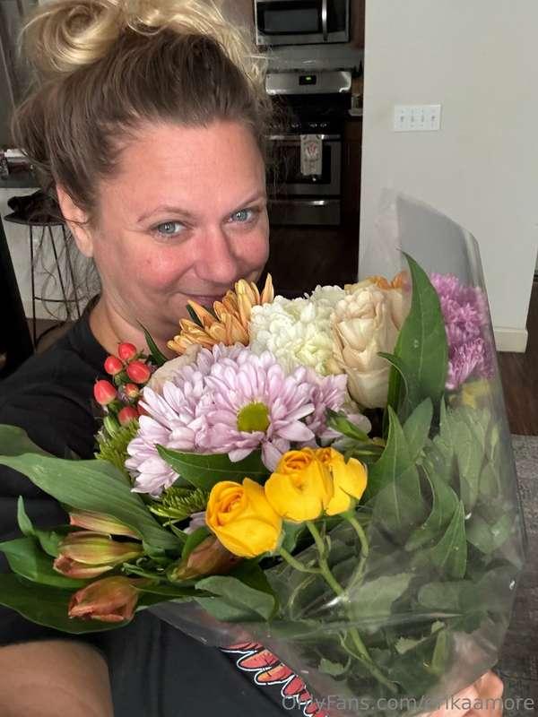 Do you like giving your girl flowers?😍