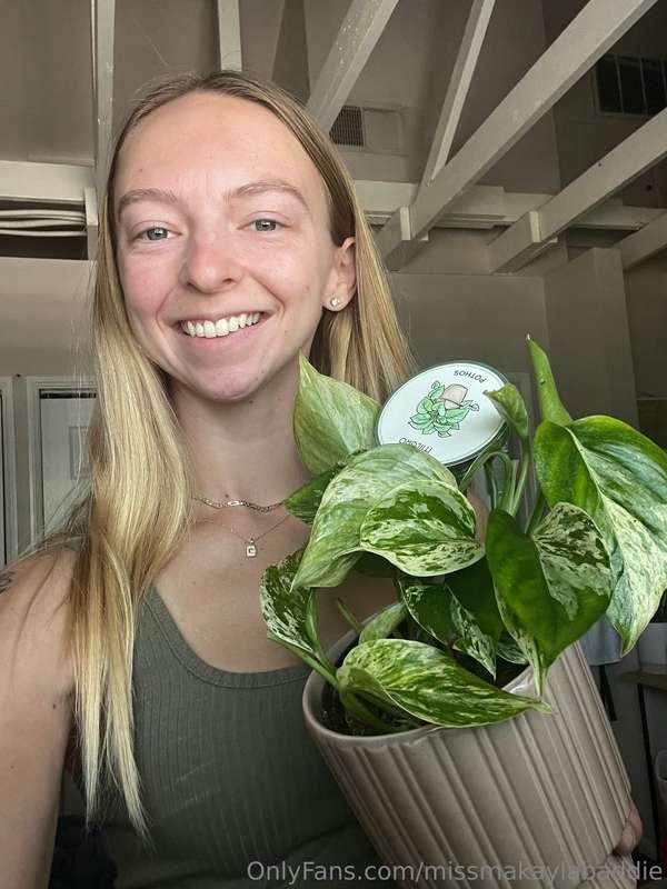 Plants make me happy 🌿So I adopted this new pothos plant! 