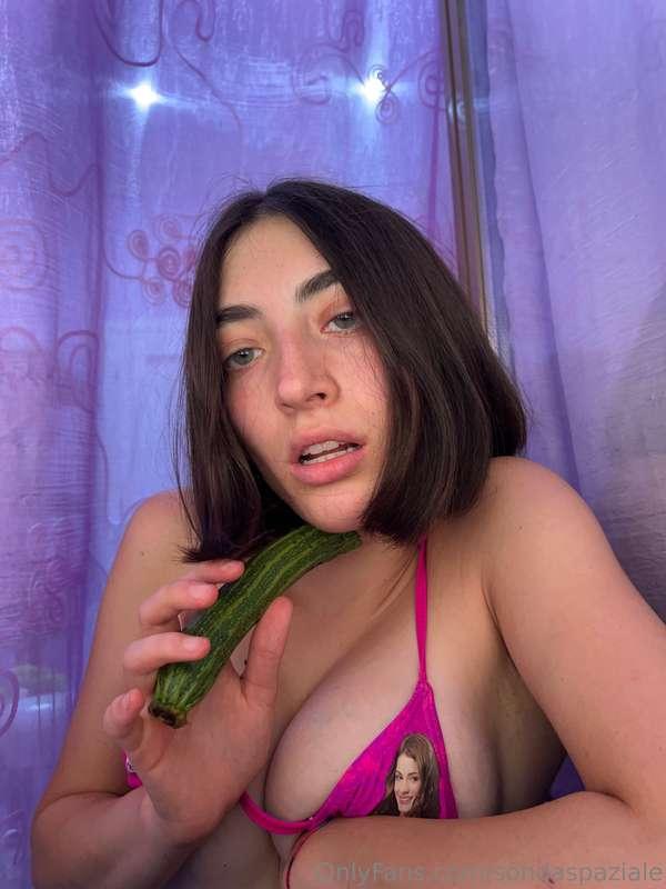 volete vedermi succhiare una zucchina e sbattermela fino in ..