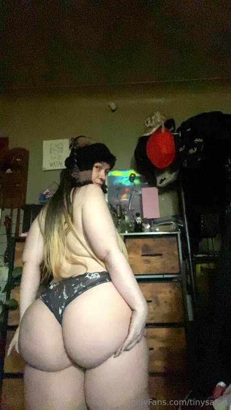 Brand new booty pic for my sexy angels ❤️Look back at it ✨ p..