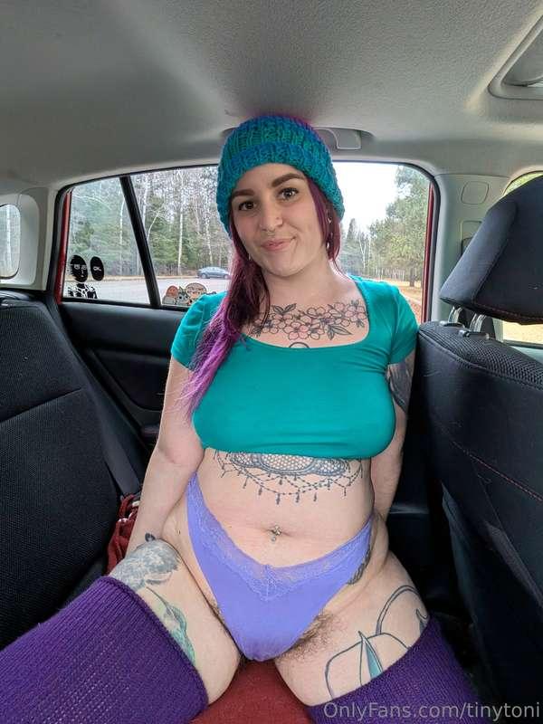 Y'know theres enough space for two of us in the back seat 😇 ..