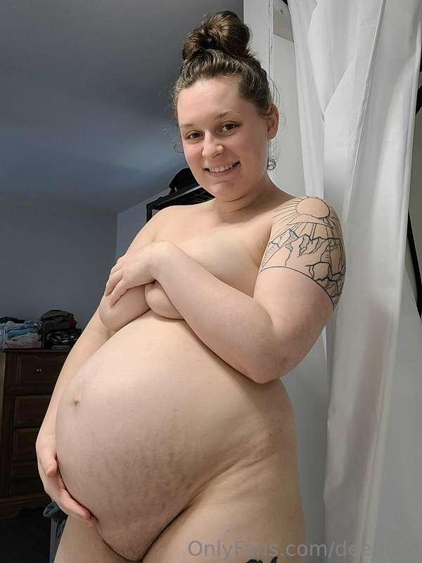 22 weeks along already! Tits and belly growing daily 🥰