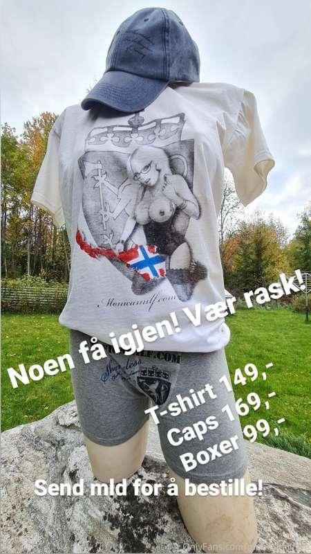 Nå er de tilbake på lager, så bestill din egen monicamilf T-..
