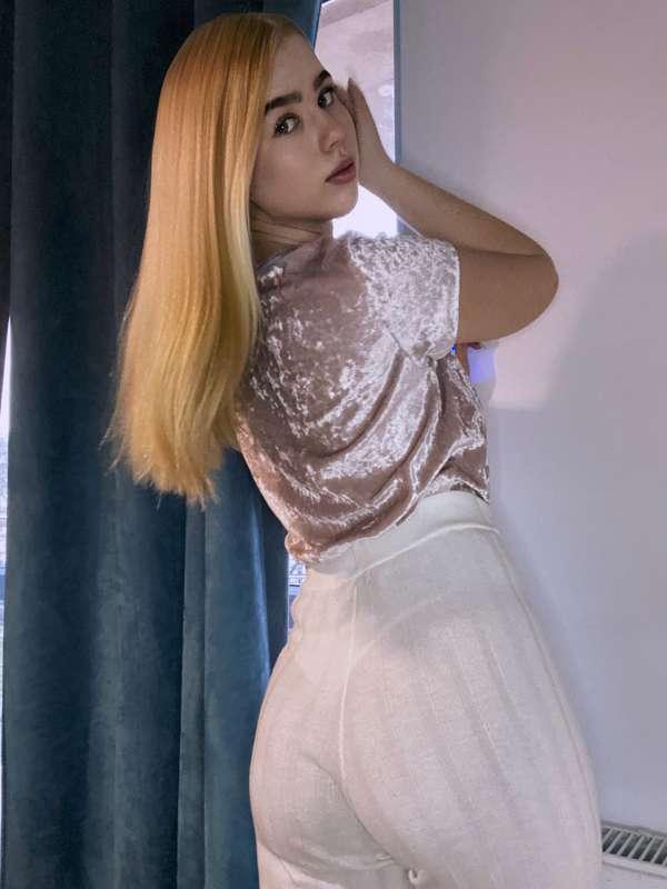 elegant and stunning, but so horny, ohh..😈