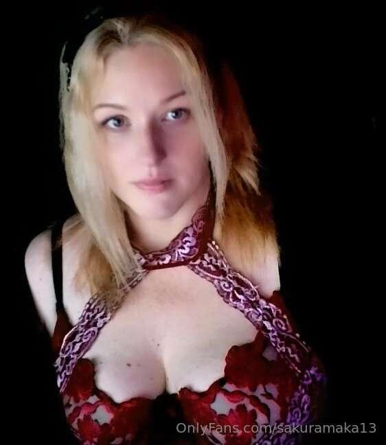 Dress up while I work late. 💋❤️