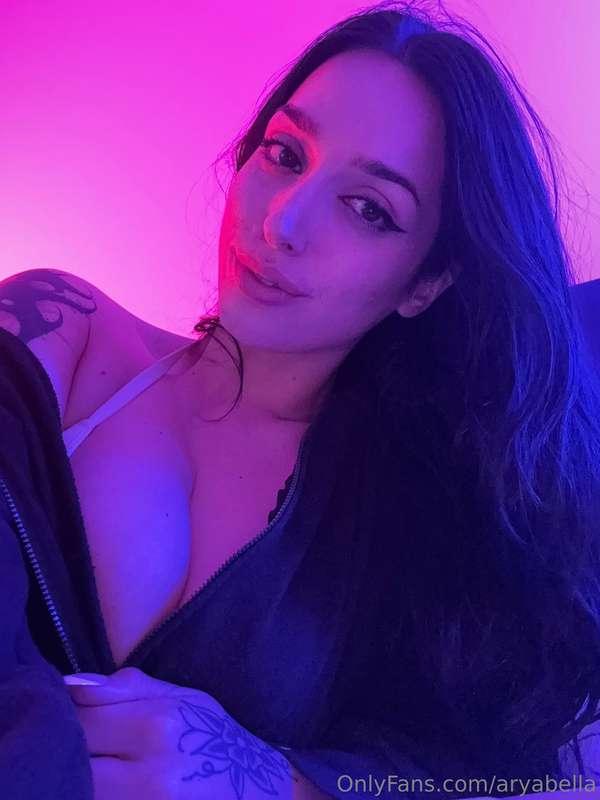 Confidence showing... and so is the cleavage 🔥