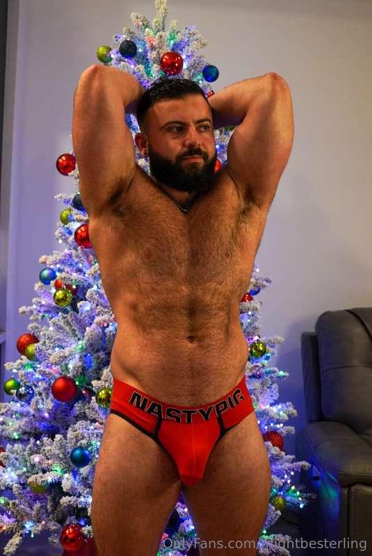 Do you like my bulge?😈 Leave daddy a tip if you would let me..
