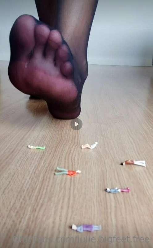 5 minute crushing tiny people 😈 They're so insignificant and..
