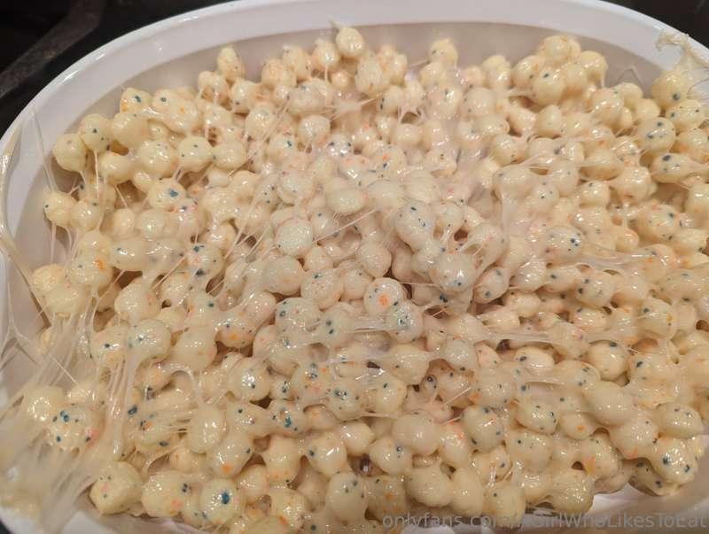 My new creation 🤤 Birthday cake cereal marshmallow squares 🫦