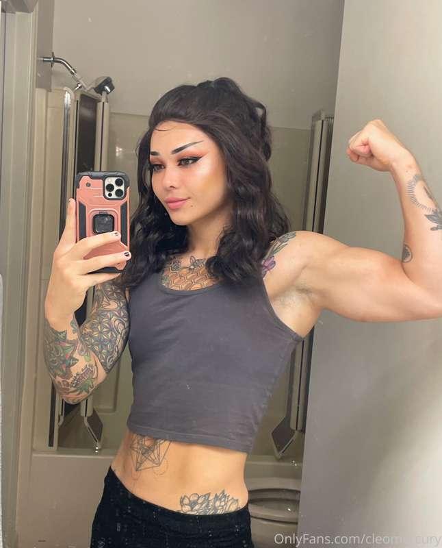 let’s arm wrestle, whoever wins gets to top the other!! 💪🏼😈