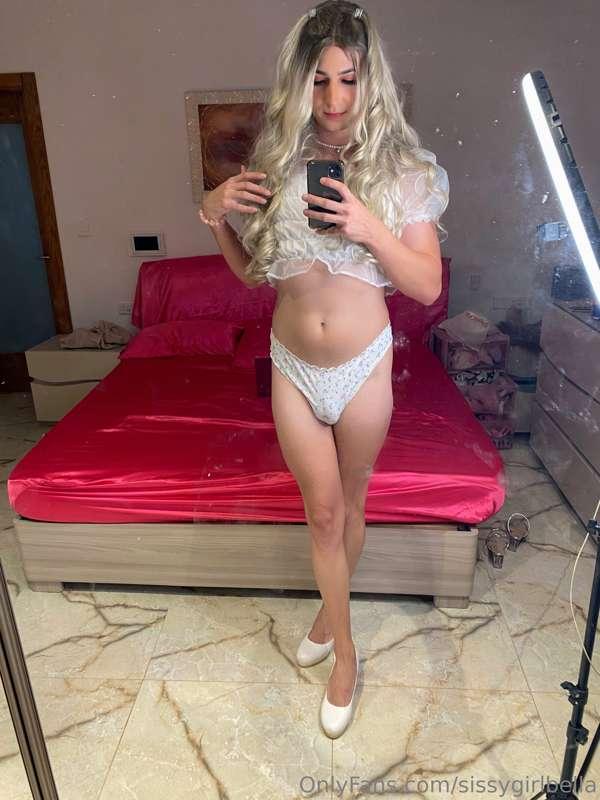 Good morning sweeties! Who is helping me milk my girl cock t..
