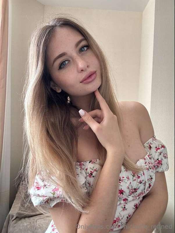 ## 💕💕💕HOT TEACHER💕💕💕

This sexy girl @eleon0ra doesn't mind ..
