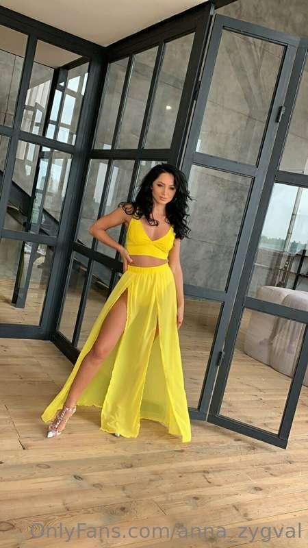 💛𝒲𝒽𝒶𝓉 𝒹𝑜 𝓎𝑜𝓊 𝒶𝓈𝓈𝑜𝒸𝒾𝒶𝓉𝑒 𝓎𝑒𝓁𝓁𝑜𝓌 𝓌𝒾𝓉𝒽?💛
 🌞𝒜𝓂 𝐼 𝓁𝒾𝓀𝑒 𝓉𝒽𝑒 𝓈𝓊𝓃?🌞