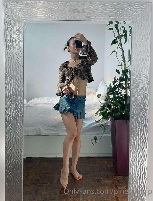 Mirror selfie in a cute Y2k outfit 😘✨✨