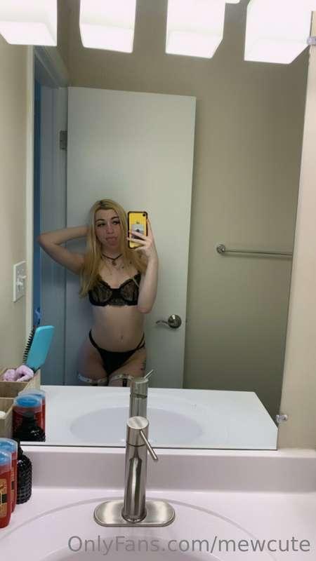who' wants to help me take my lingerie off? 😈