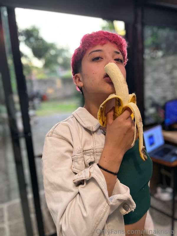 How far do you think the banana goes? 🍌🤭 -hasta donde crees ..