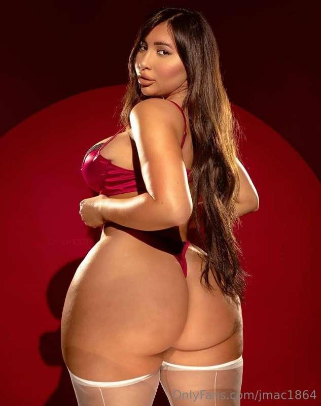 Hot threesome with two juicy asses @elylabella & @maria_gjie..