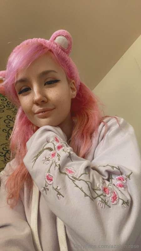 my best friend gave me her favorite hoodie and I love it 😭