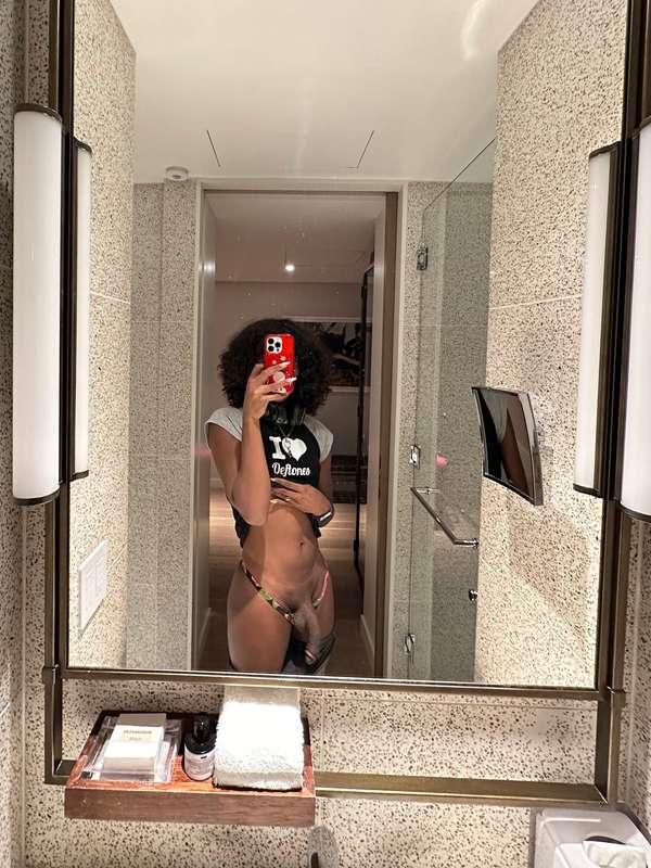 this mirror’s got a full-on show… just missing your hands pu..