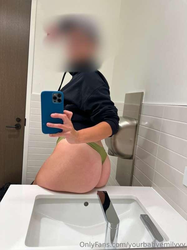 Would you be mad if I sat on your sink? 🥺