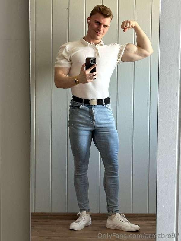 Flex that big arm bro!!
