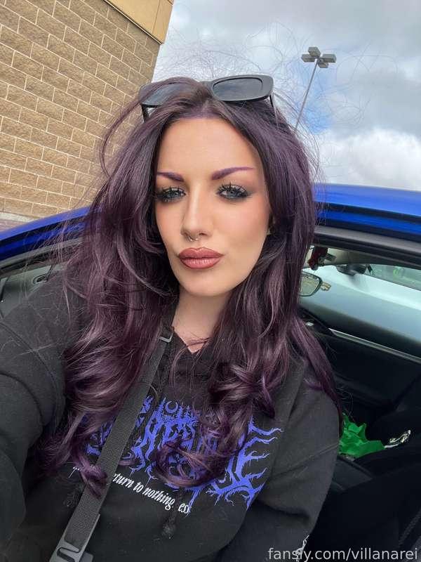 Tried a slightly different makeup look and really liked it 🥰 What do you think?!

#fyp #tall #tallgirl #goth #gothgirl #altgirl #alternative #purplehair #thicc #musclemommy #eyeliner #makeup #biglips #lipgloss #hoodie