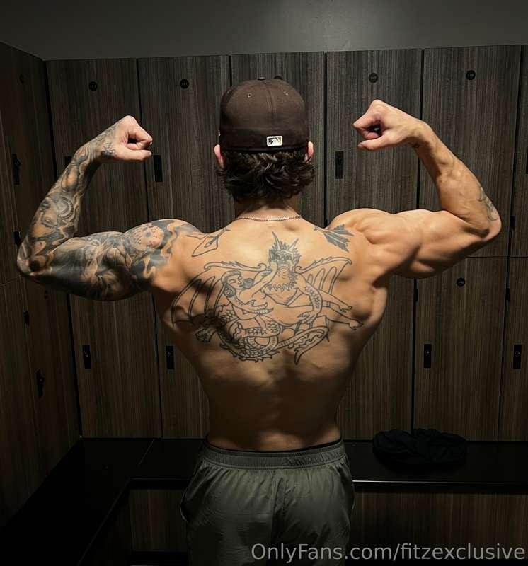 Who wants a muscle show?💪🏼🥵