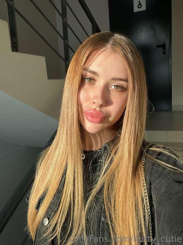 Plump lips for kissing 🫦