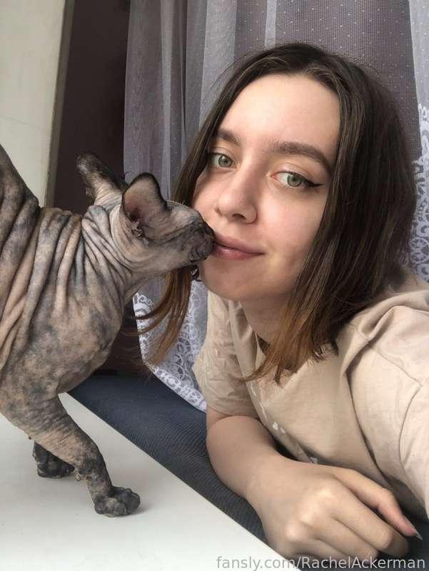 haven't seen my cats yet? 

#lifestyle #home #cute #shorthair #cosplayer #geek #gamer #cosplay 