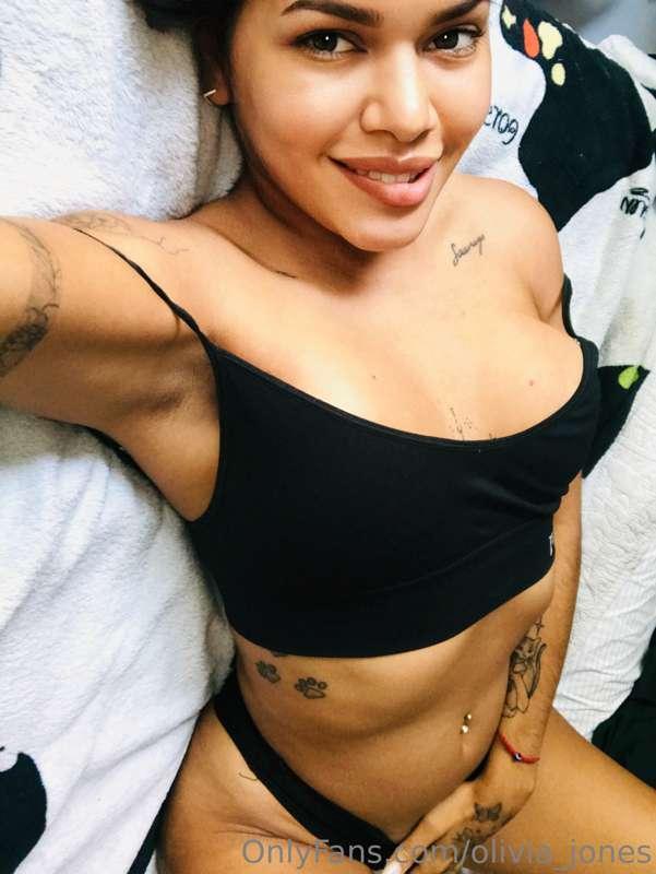 good morning baby😈 here in bed caressing my pussy, give me a..