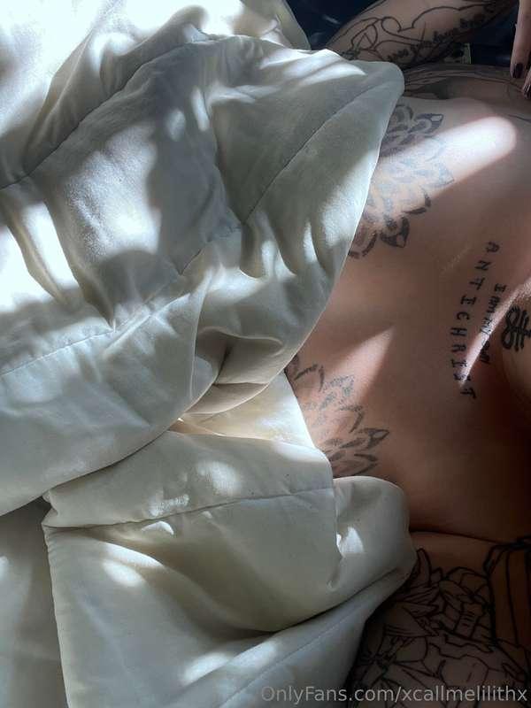 Mornings in my bed are always so peaceful ☀️