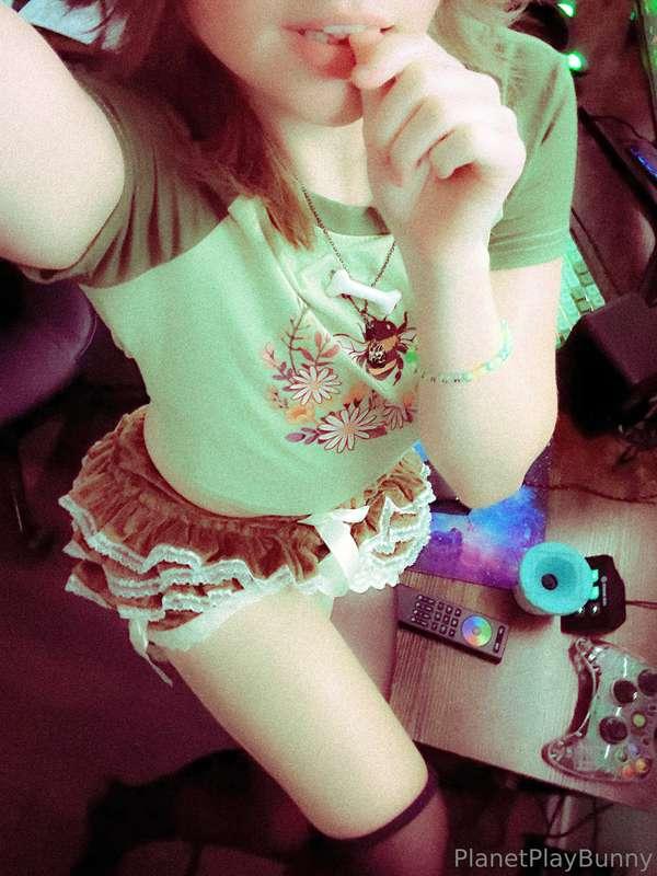Can I sit on your desk like this?