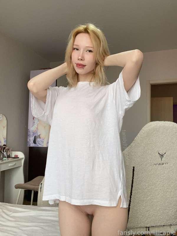 I like to wear an oversize t-shirt at home ^-^ does it look cozy?

#cute #pale #skinny #lewd #tummy #fyp