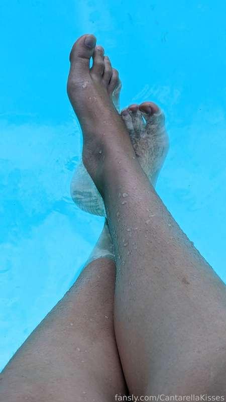 Feet in the pool 😋