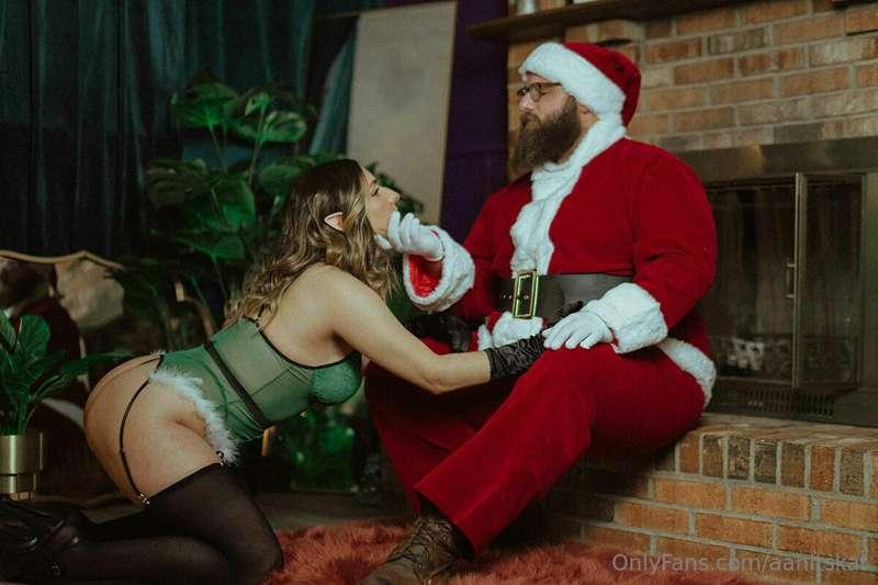Santa’s House Elf 🎅🏼😈 Christmas is right around the corner a..