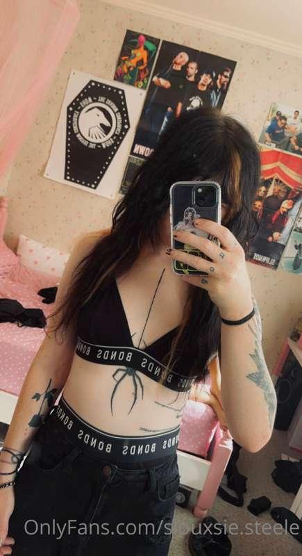 Siouxsie wearing clothes?? I felt cute in these pics 🥺