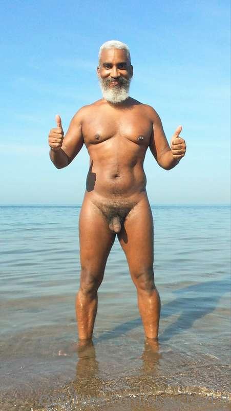 Thumbs-Up Thursday!  #beard #musculardaddy #gay #feet #gaycr..