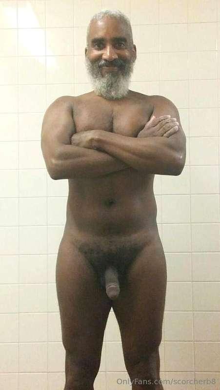 Serious Saturday!  #beard #musculardaddy #gay #feet #gaycrui..