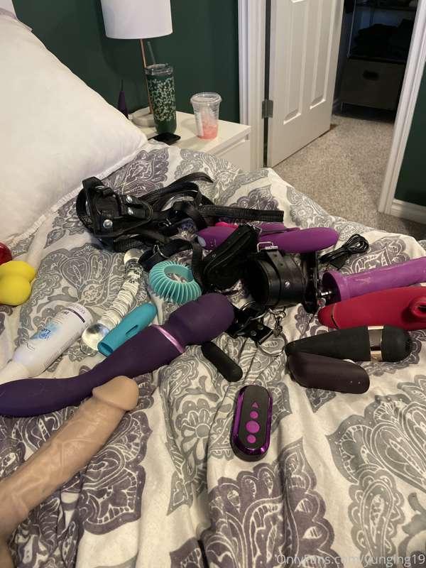 We’re going through @steeephx sex toys 🥰