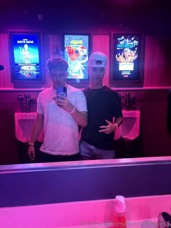 Had a fun night at the gay bar with my brother irl @knoxfuks..