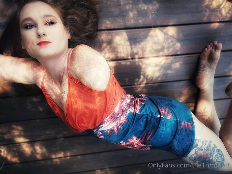 She’s just lost in a dream
While you worship her, your queen..