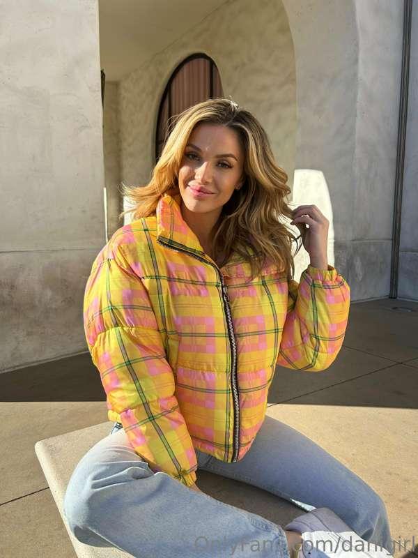 Happy Thursday cuties ☺️💖💋

Do we love my new jacket?