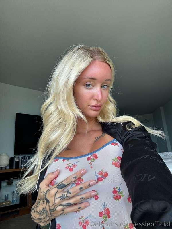 I wish you were here to squeeze and suck on my tits 🍒😩
