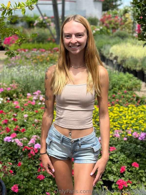 I found a bunch of cute flowers🌸